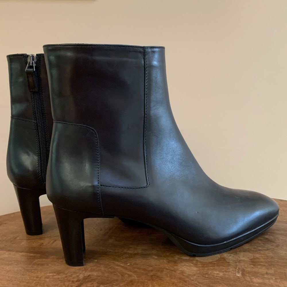 Aquatalia black leather heel boot NWOT 9 1/2